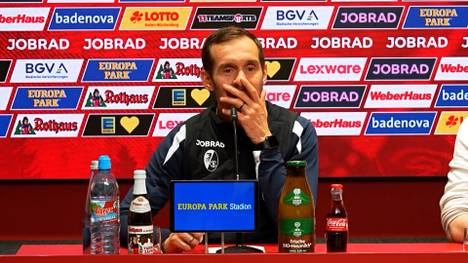 Freiburgs Trainer Julian Schuster philosophiert mit den Reportern über den Sportmoment des Jahres. Einer von ihnen schlägt die verpasste Champions-League-Quali vor, was für ein Missverständnis sorgt.