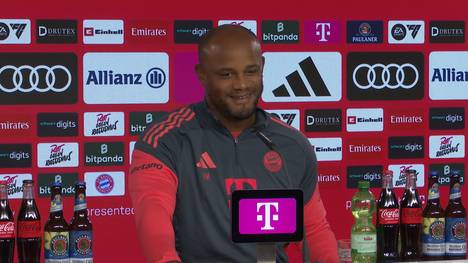 FC-Bayern-Trainer Vincent Kompany sorgt auf der Pressekonferenz für Gelächter, als er die Attraktivität der Premier League erklärt.