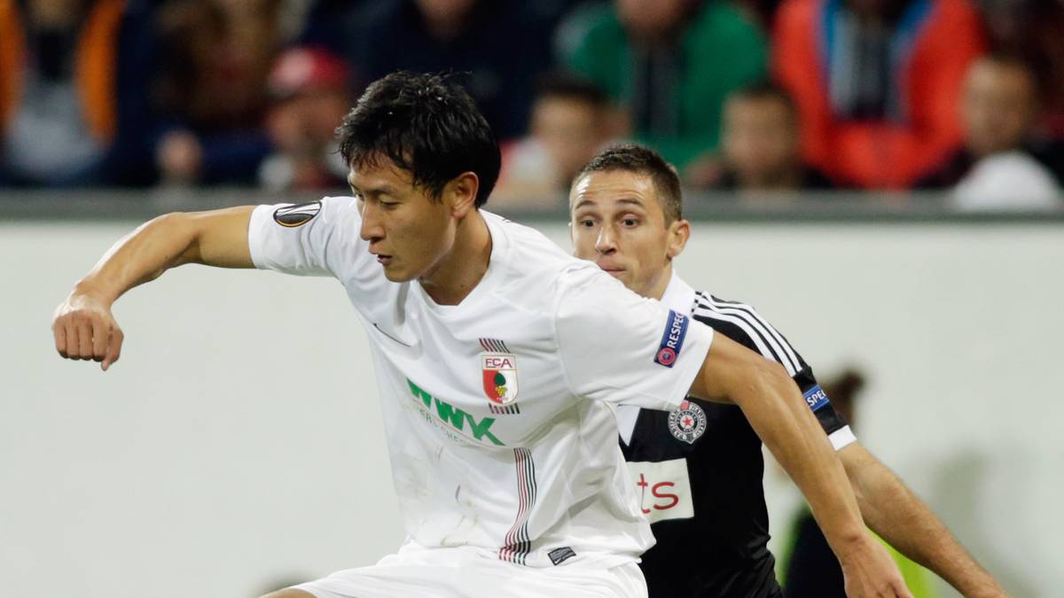 Dong-Won Ji  (l.) wird zu Beginn der zweiten Halbzeit zur tragischen Figur. Nach einer Ecke lenkt er den Ball ins eigene Netz