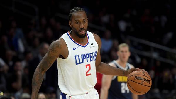 LOS ANGELES, CALIFORNIA - OCTOBER 10:  Kawhi Leonard #2 of the LA Clippers dribbles during a 111-91 Denver Nuggets preseason win at Staples Center on October 10, 2019 in Los Angeles, California. (Photo by Harry How/Getty Images)