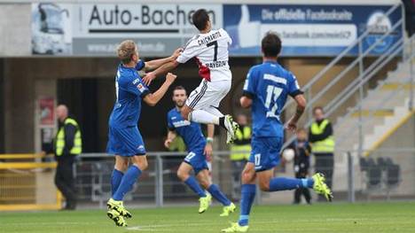 Chicharito (M.) feiert sein Debüt für Bayer Leverkusen