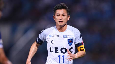 Er ist der älteste aktive Profi aller Zeiten. Hat in seiner Karriere über 20 Titel gewonnen und lockt auch in seinem 41. Profijahr noch tausende Fans in die Stadien.  Er spielt seit 1986 Profifußball. Er stand für 16 Vereine in über 740 Spielen auf dem Rasen und hat dabei so ziemlich alles erlebt, was man nur erleben kann. Das macht er heute.