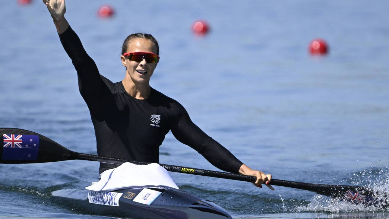 Kanutin zieht mit Fischer gleich