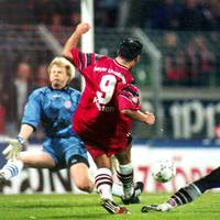 Ulf Kirsten war einer der erfolgreichsten Torjäger der Bundesliga-Geschichte. Vor allem gegen den FC Bayern trumpfte der „Schwatte“ regelmäßig auf - so wie im November 1997.