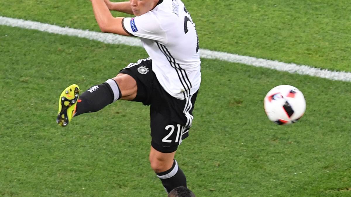 Joshua Kimmich erwischt den Ball vor dem Franzosen Dimitri Payet