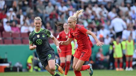 Pernille Harder vom FC Bayern München und Alexandra Popp vom VfL Wolfsburg 