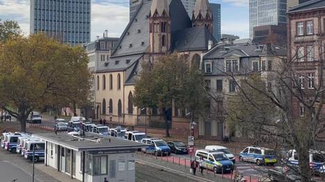 Nach den Ausschreitungen im Hinspiel sorgte die Polizei in Frankfurt jetzt für ein massives Aufgebot an Einsatzkräften.