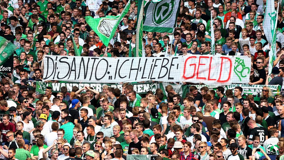Nicht viel zu sehen ist vom Ex-Bremer Di Santo. Die Werder-Fans teilen ihre Meinung über seinen Wechsel nach zu S04 mit einem Transparent mit und pfeifen den Stürmer bei seiner Auswechslung aus