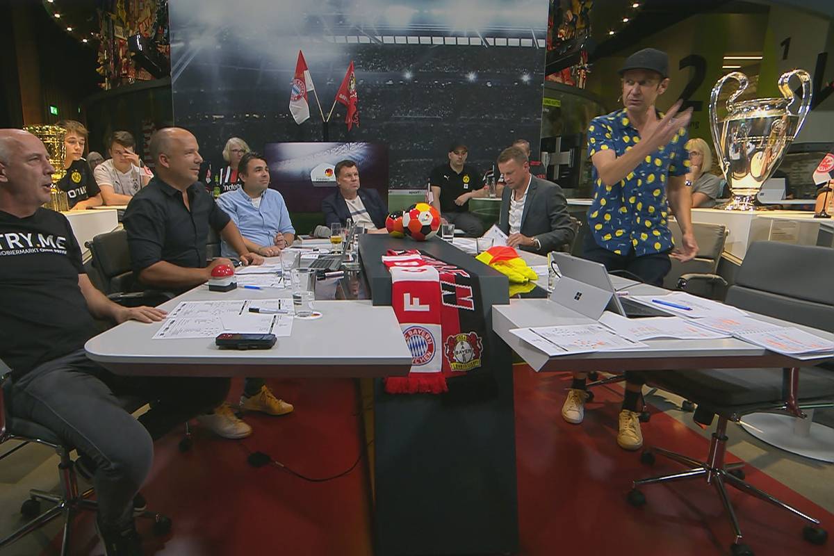 Leroy Sané sah bei seiner Auswechslung im Champions League Spiel gegen den FC Barcelona unzufrieden aus - ganz zum Unverständnis des Fantalks. 