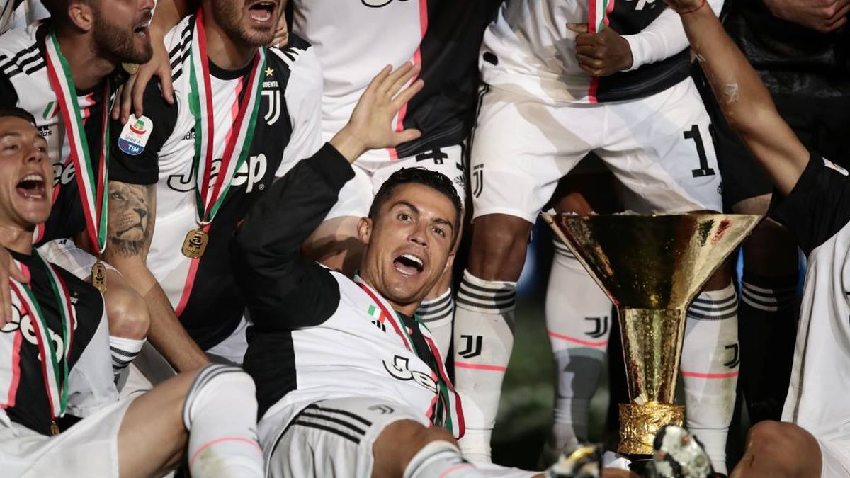 Seit 2018 stürmt CR7 für die "Alte Dame" und setzt dort seine Rekordjagd fort. Seine Zahlen sprechen für sich: 53 Tore erzielte er in 75 Spielen für Juve und wurde in seiner Premieren-Saison in Italien standesgemäß Meister - zudem stellte er bereits einen Vereinsrekord auf