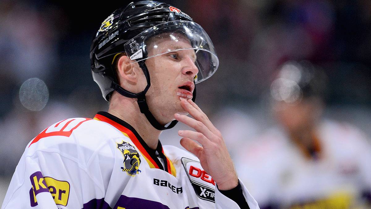 DANIEL PIETTA heizt seit 2005 für die Krefelder übers Eis. 2015/16 knackt der rechte Flügelstürmer zum fünften Mal binnen sechs Spielzeiten die Marke von 40 Scorerpunkten und avanciert mit 15 Toren und 37 Assists zum viertbester Scorer der Hauptrunde