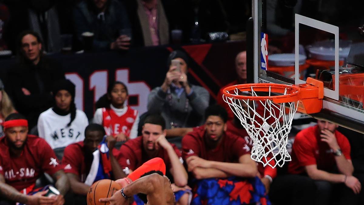 ...und setzt zum spektakulärsten Dunking des Abends an