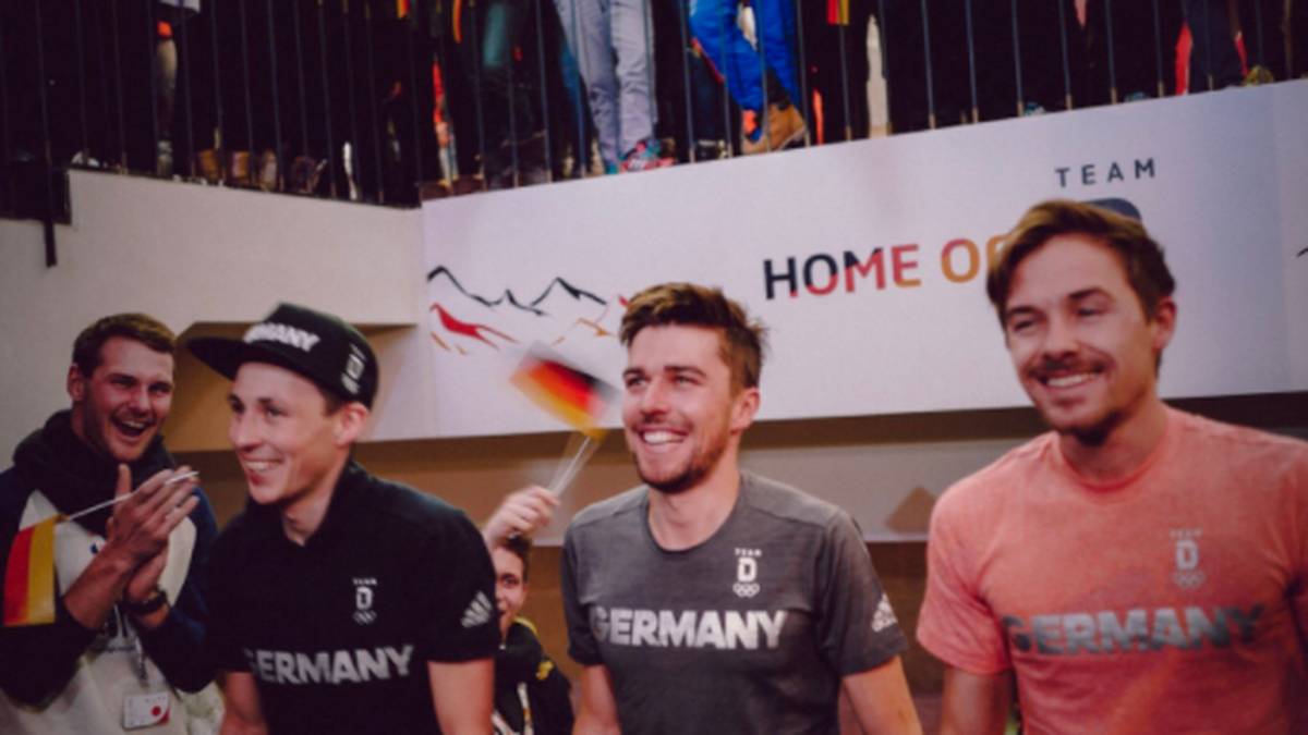 Die Nordischen Kombinierer schnappen sich von der Großschanze alle drei Medaillen. Im Deutschen Haus wird das Trio euphorisch empfangen