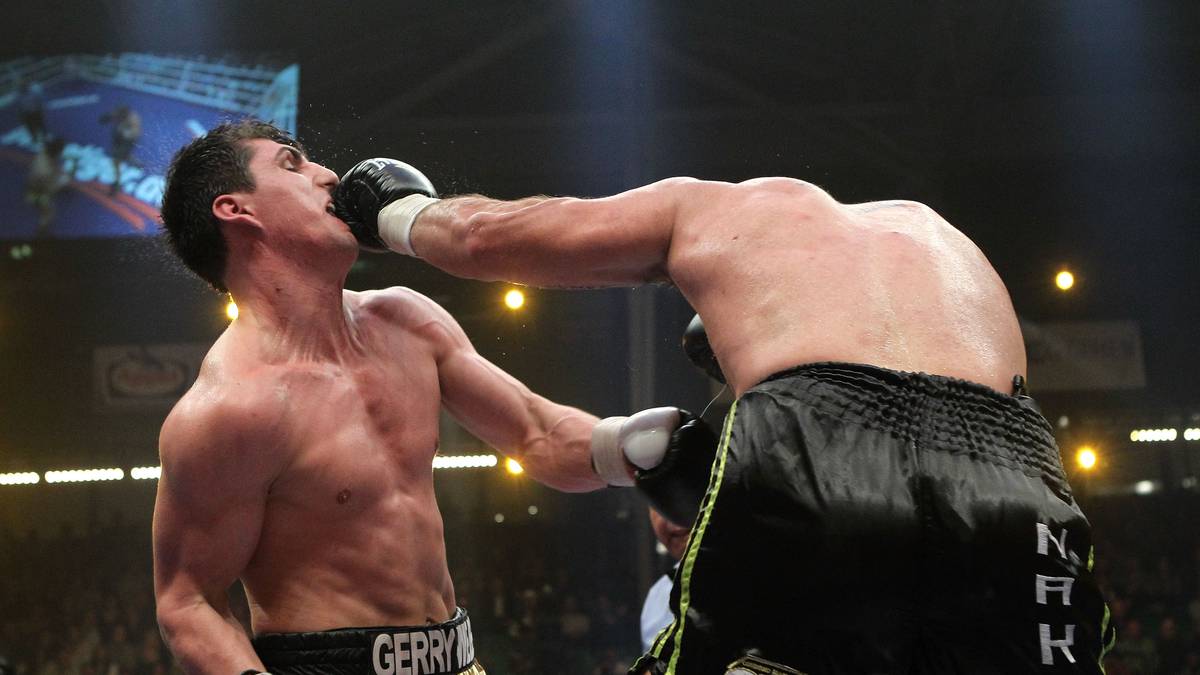 Zum Auftakt des Jahres 2011 steigt Huck gegen den bis dato ungeschlagenen Ran Nakash in den Ring und hat dabei einige schwere Treffer einzustecken. Dennoch besiegt er seinen israelischen Konkurrenten letztendlich einstimmig