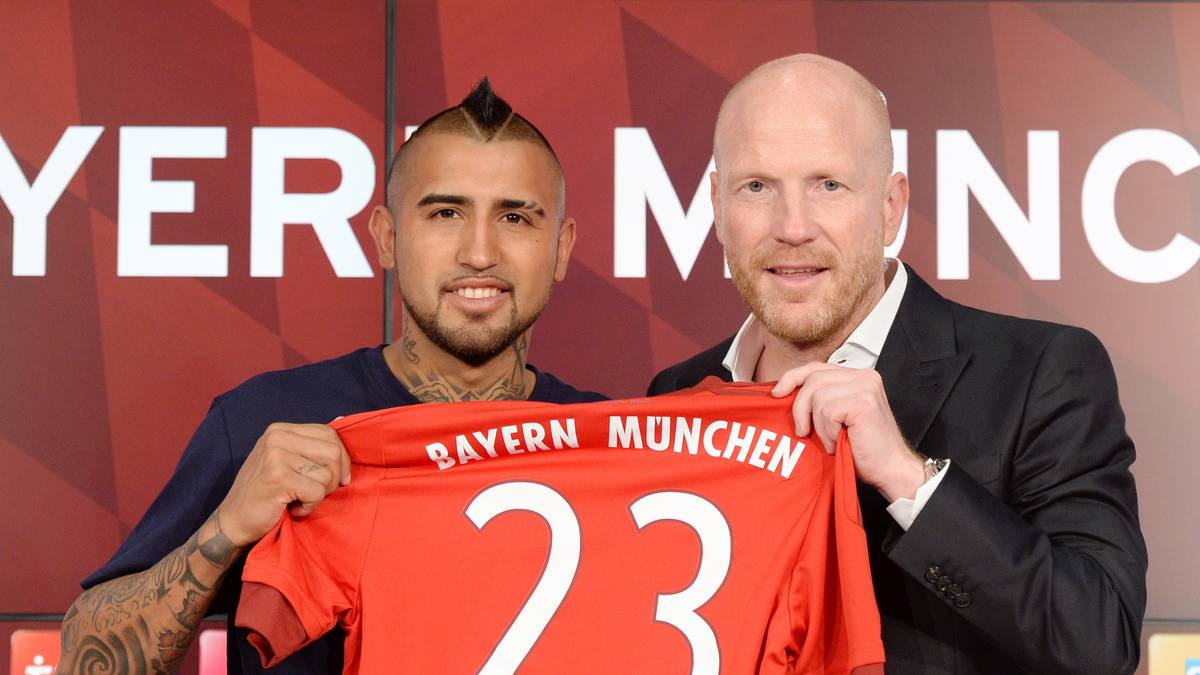 Der FC Bayern München hat Arturo Vidal offiziell vorgestellt, der Chilene hat sein neues Trikot mit der Nummer 23 von Matthias Sammer überreicht bekommen. Rund 35 Millionen Euro überweist der FC Bayern für den Mittelfeldspieler an Juventus Turin