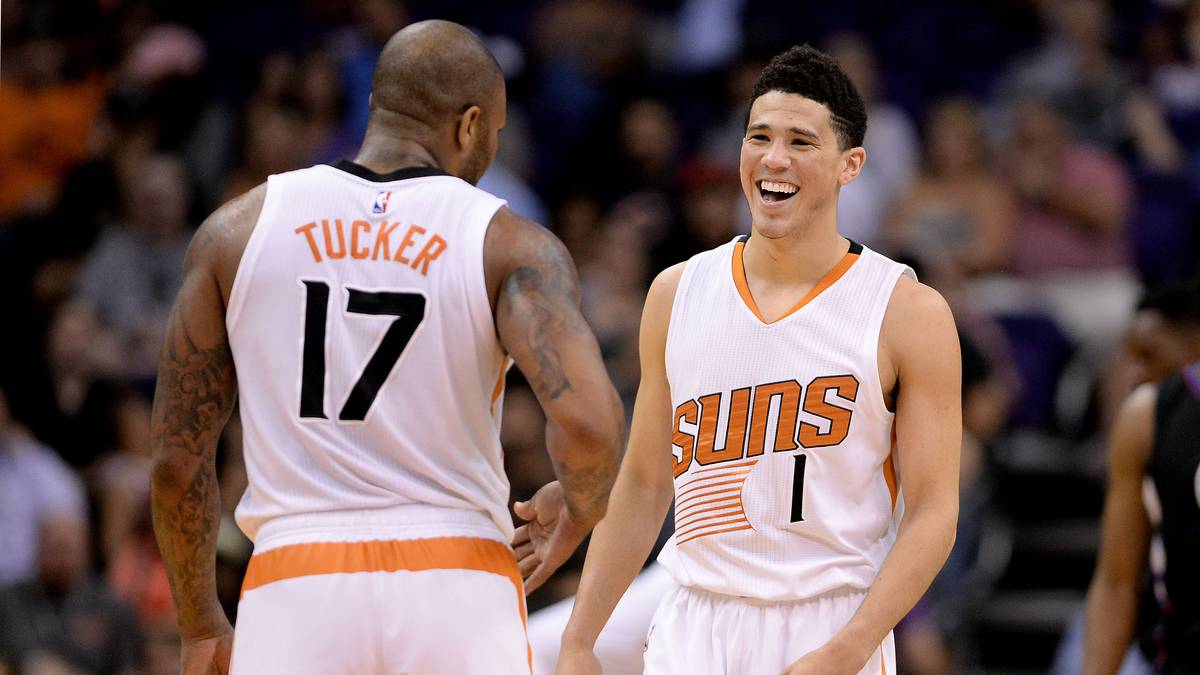Devin Booker (r.) war einer der wenigen Lichtblicke der Suns - und wird es auch in diesem Jahr sein. Ob die Phoenix-Fans in diesem Jahr viel mehr bejubeln können, ist zu bezweifeln. Neben Eric Bledsoe fehlt schlicht die Qualität