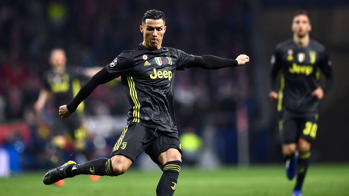 PLATZ 1 – CRISTIANO RONALDO (Fußball): Search-Score 100, Werbeeinnahmen 37 Mio., Social Media 148 Mio. Follower. Der fünffache Champions-League-Sieger aus Portugal hält den Rekord für die meisten Tore in diesem Wettbewerb (aktuell 124). Ist der Sportler mit den meisten Followern auf Social-Media-Plattformen