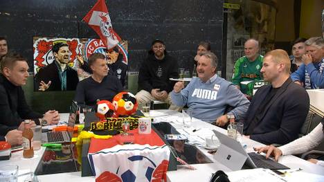 Die Fantalk-Runde diskutiert über das Topspiel zwischen Bayer Leverkusen und dem FC Bayern. In die Kritik gerät vor allem Thomas Tuchel aufgrund seiner Personalentscheidungen in der Abwehr.
