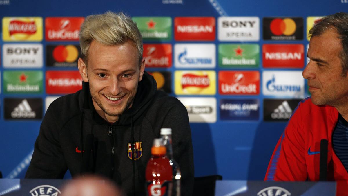 Alle sitzen an der Cognac-Bar, nur Ivan am Rakitic