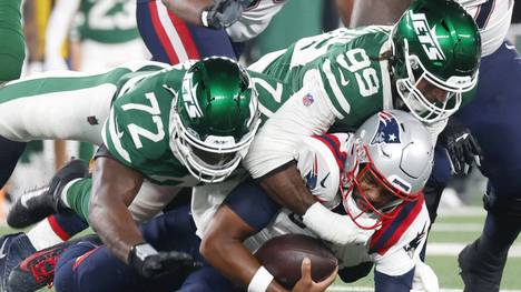 Sport Bilder des Tages New England Patriots quarterback Jacoby Brissett is sacked by New York Jets Will McDonald IV in the first half in week 3 of the NFL, American Football Herren, USA season at MetLife Stadium in East Rutherford, New Jersey on Thursday, September 19, 2024. The Jets defeated the Patriots 24-3. PUBLICATIONxINxGERxSUIxAUTxHUNxONLY NYP20240919101 JOHNxANGELILLO