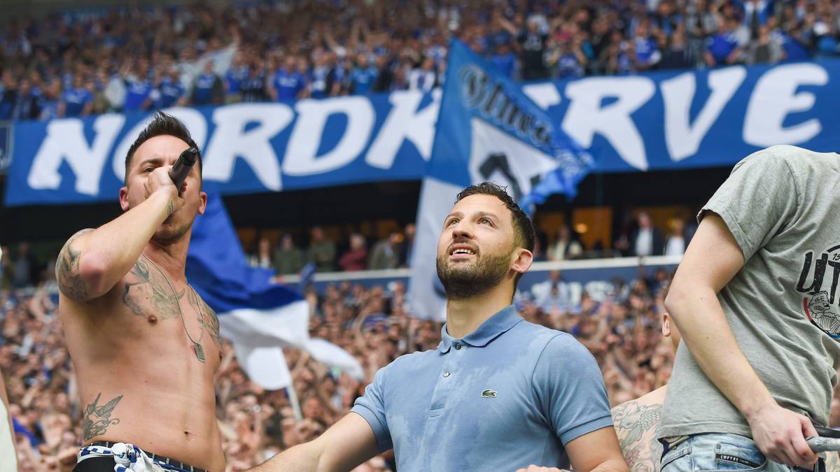 TRAINER: Die Zweifel waren groß, als der Bundesliga-Novize Domenico Tedesco den Trainerjob bei Schalke 04 übernahm. Doch es funktionierte - und zwar glänzend. Vizemeister, CL-Qualifikation, Derbysieg - Tedesco hauchte den Schalkern neues Leben ein. Das Spiel des Revierklubs war nicht immer attraktiv, doch Tedescos Handschrift war unverkennbar. Taktisch verblüffte der Coach die Gegner mit immer neuen Varianten