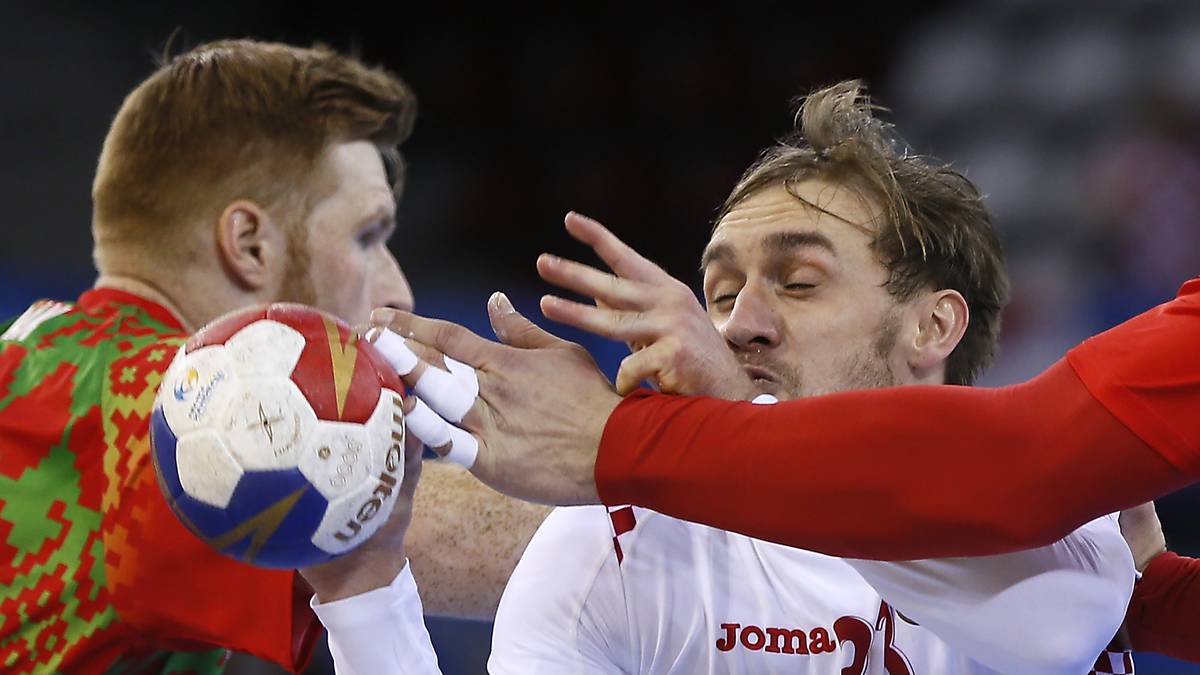 Augen zu und durch! Kroatiens Luka Cindric versucht sich gegen zwei weißrussische Abwehrspieler