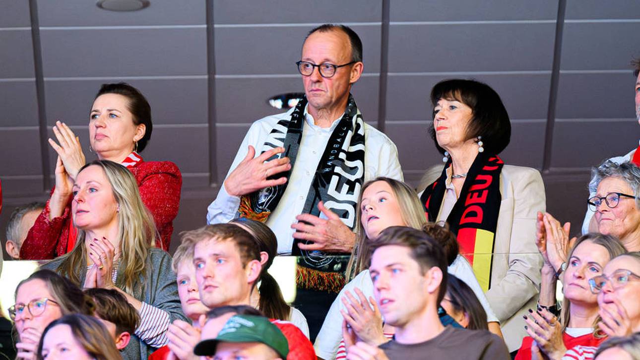 Bundeskanzler Friedrich Merz (M.) hat das EM-Finale in Herning in der Halle verfolgt