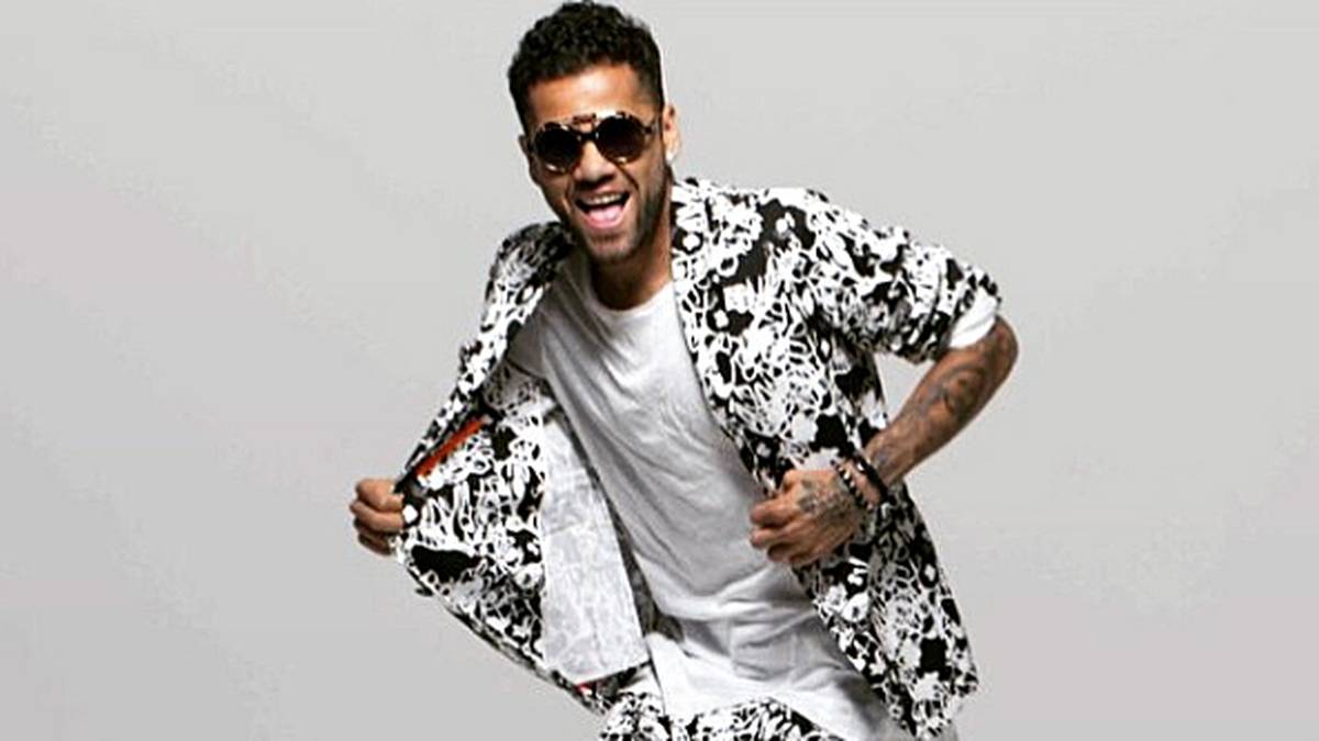 Als wäre die Brille noch nicht genug, musste sich der Brasilianer mit einem leinwandartigen Gewand mit Kritzelmuster einkleiden, das an die zu verdrängenden Anfänge eines mittelmäßigen Malers erinnert. Dazu kombiniert die Stil-Legende noch orangene Schuhe. Respekt!