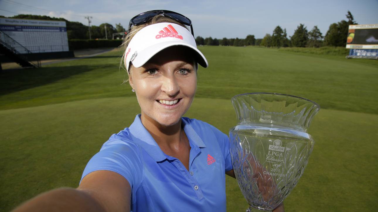 Golferin zerstört gläsernen Pokal
