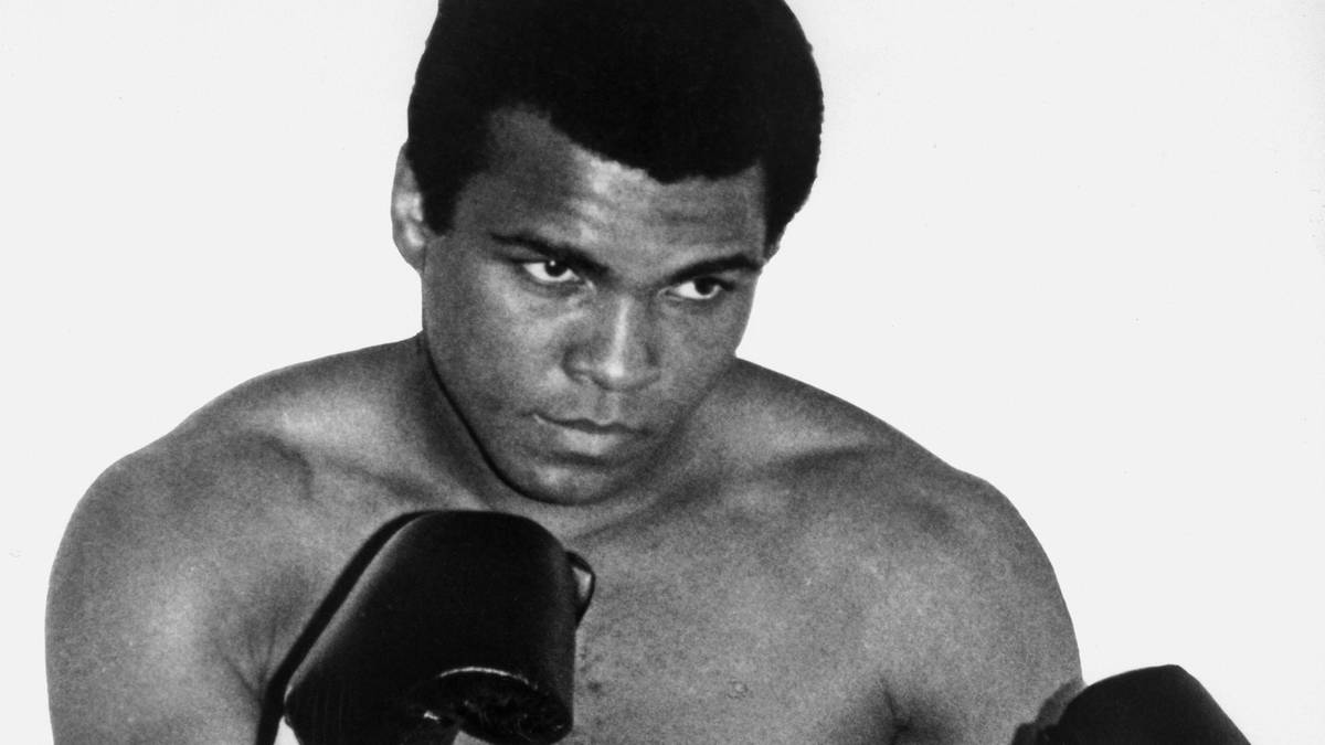 Ein "unangepasster, frecher Schwarzer" erschüttert mit diesem Sieg die immer noch rassistisch geprägten USA. Kein Schwarzer, der sich fügte. Keiner, der ein Gangster war.  Zwei Tage nach seinem Triumph konvertiert er zum Islam. Er will nicht mehr Cassius Clay heißen ("Das ist ein Sklavenname") und wählt einen neuen Namen: Muhammad Ali