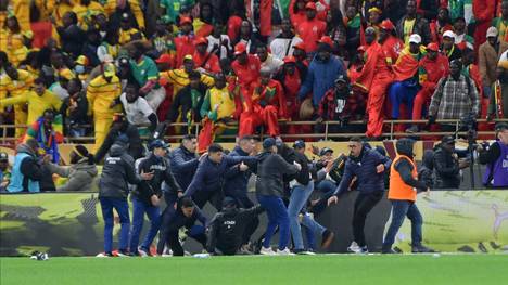 Das Finale des Afrika-Cup zwischen dem Senegal und Marokko endete am Sonntagabend in Tumulten. Senegal protestierte, verließ die Partie zwischenzeitlich kollektiv in die Katakomben - und durfte am Ende doch noch jubeln. 