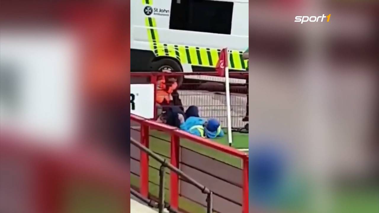 In der irischen Liga wurden Schnürsenkel eines Fotografen am Zaun festgebunden