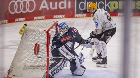 Ingolstadts Goalie Michael Garteig pariert gegen Miha Verlic