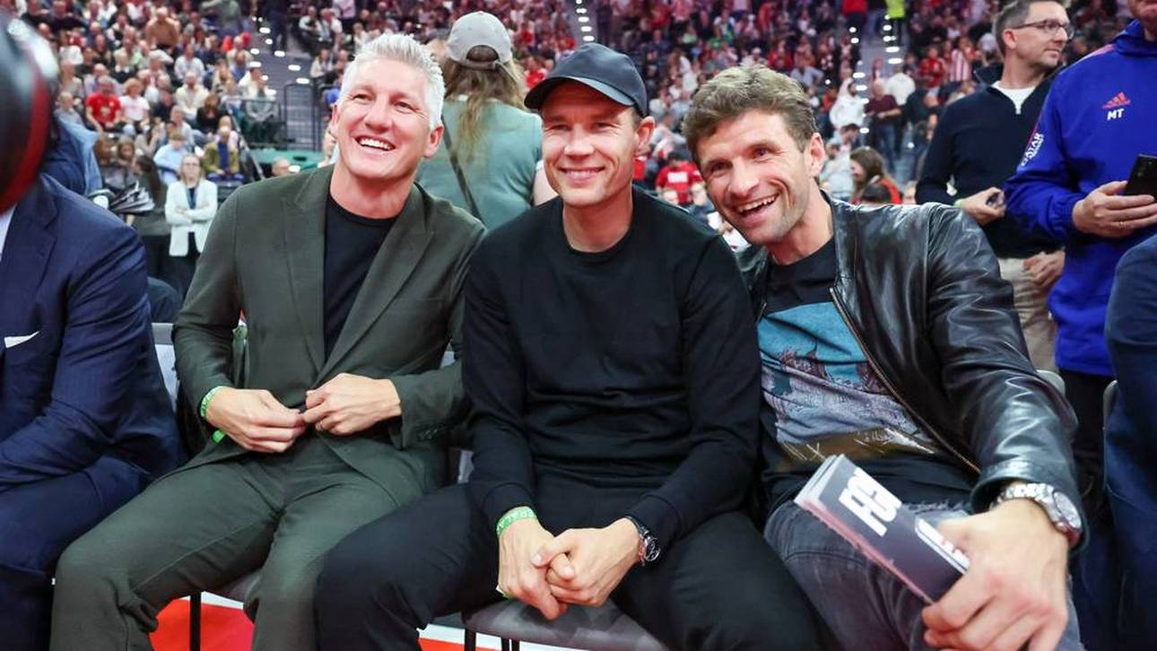 Holger Badstuber (Mitte) spricht über das Transferfenster des FC Bayern München 