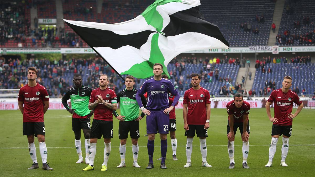 Sportliches Problem: Der große Umbruch geht nicht spurlos am Team vorbei. Eine Einheit hat sich bis zum Start noch nicht gefunden, wie die Generalprobe gegen Groningen zeigte. Mit dem aktuellen Kader scheint der Wiederaufstieg schwer realisierbar zu sein. Flexibel will man sein, doch dafür fehlen noch einige Spieler. Zum Beispiel ein Innenverteidiger