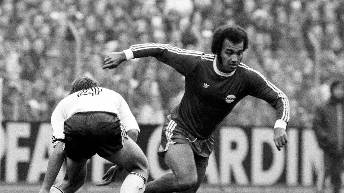 Platz 17: Und noch so ein Kracher! Der Volleyschuss von Offenbachs Erwin Kostedde 1974 gegen Gladbach wird zum "Tor des Jahres" gekürt