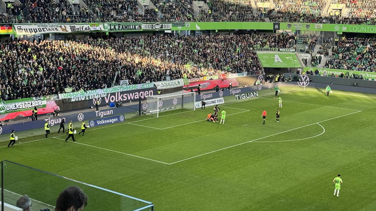 BVB-Torhüter Gregor Kobel setzte sich in Wolfsburg auf den Boden