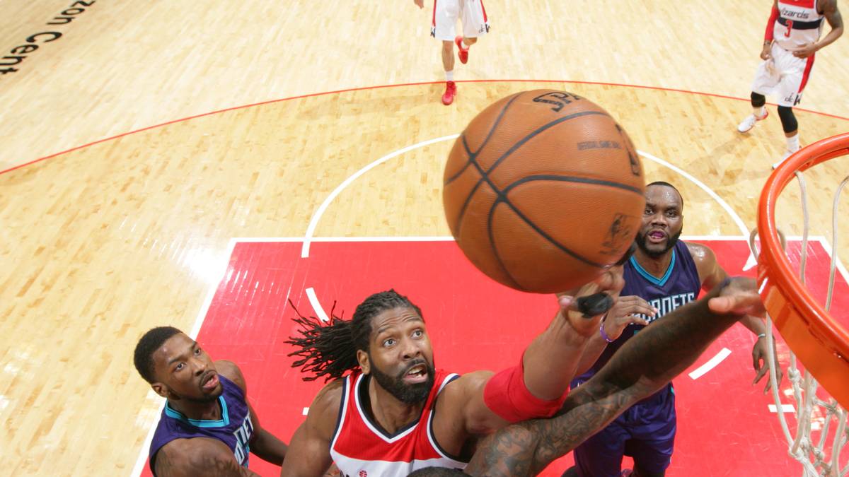 Nitin erlebt hautnah einen denkwürdigen Thriller. Nene lässt die Rastalocken fliegen und liefert sich mit den Hornets ein umkämpftes Duell an den Brettern