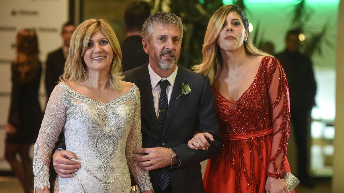 Die Familie von Messi ist bei den Feierlichkeiten mit dabei. Vater Jorge Horacio (Mitte) kommt mit Mutter Celia Maria Cuccittini (l.) und Tochter Maria Sol