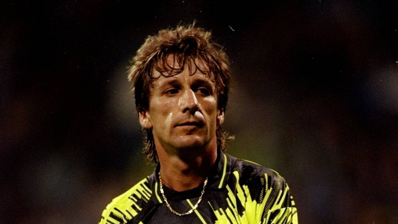 Frank Mill of Borussia Dortmund Frank Mill spielte acht Jahre beim BVB und erzielte in dieser Zeit 47 Tore. Sein Pfostenschuss gegen Bayern München bleibt aber wohl seine berühmteste Aktion