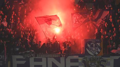 Fans von Austria Wien zünden Pyrotechnik