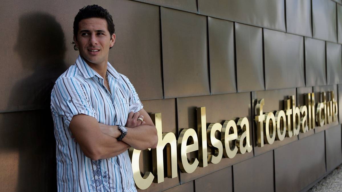 Danach geht es für Pizarro aber wieder zurück zum FC Chelsea, wo sein Vertrag noch drei Jahre läuft. Trainer Carlo Ancelotti hat jedoch keine Verwendung für den Peruaner und so haben die wochenlangen Bemühungen Werders letztlich Erfolg: Pizarro kehrt für 2 Millionen Euro Ablöse erneut zurück