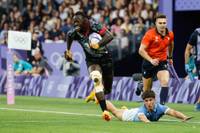 Im Platzierungsspiel beim 7er Rugby zwischen Kenia und Uruguay wird der Schiedsrichter Opfer einer kuriosen Attacke. Die Kommentatoren flippen aus.