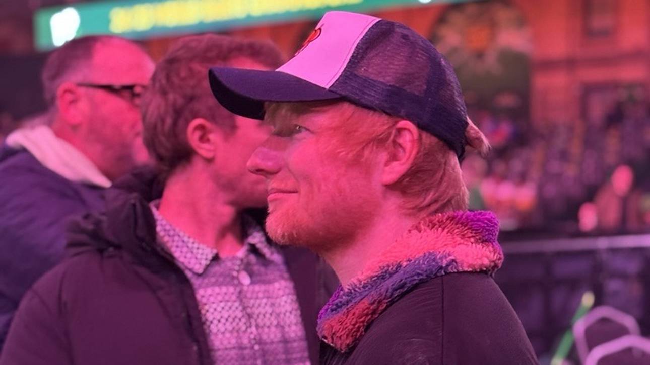 Ed Sheeran tauchte am Freitagmittag bei der Darts-WM auf