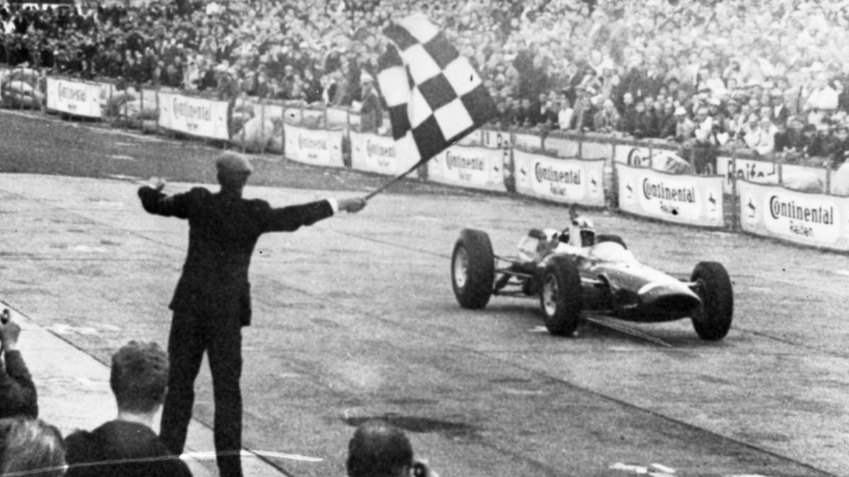 PLATZ 9 - Jim Clark (25 Siege): Der zweimalige Weltmeister steht wie kein Zweiter für die Erfolgsstory von Lotus. Zwischen 1960 und 1968 holte Clark sämtliche Siege für das britische Team, ehe er auf dem Hockenheimring bei einem Unfall tödlich verunglückte