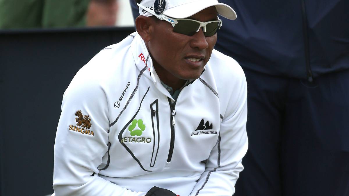Die Bedingungen setzen den Profis sichtlich zu. Der Thailänder Thongchai Jaidee versucht verzweifelt, sich warm zu halten