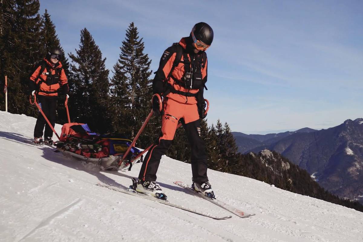 Sie sorgen für Sicherheit auf den Pisten: Die Skiwacht. Aber: Was fällt eigentlich alles unter den Aufgabenbereich der Skiwacht? Marcus Wasensteiner gibt Einblicke in seine Arbeit. 