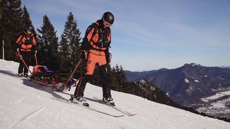 Sie sorgen für Sicherheit auf den Pisten: Die Skiwacht. Aber: Was fällt eigentlich alles unter den Aufgabenbereich der Skiwacht? Marcus Wasensteiner gibt Einblicke in seine Arbeit. 