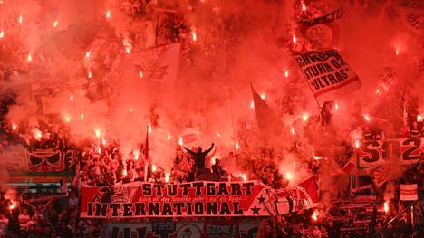 Pyrotechnik bei den Fans des VfB Stuttgart