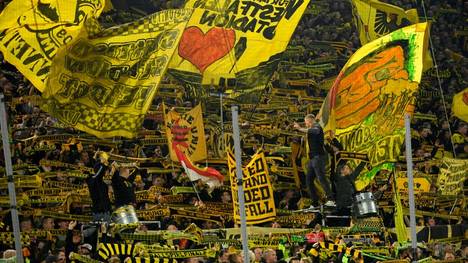 Die Ultras von Borussia Dortmund helfen älteren Menschen bei ihren Einkäufen